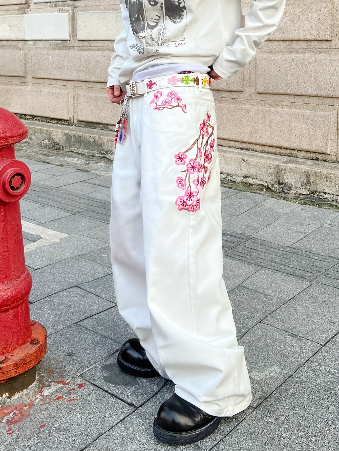1 Pair of Men's White Loose-fit Denim Jeans, Featuring Artistic Plum Blossom Embroidery and a Workwear-inspired Relaxed Straight-leg Vintage Casual Trouser. Y2K Hip-hop American-style Fashion Denim Pants, Versatile Wide-leg A