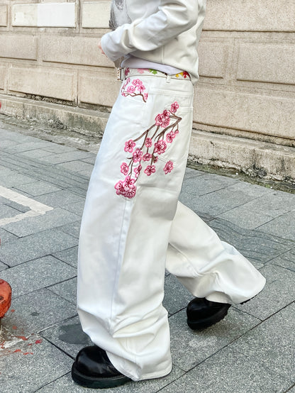 1 Pair of Men's White Loose-fit Denim Jeans, Featuring Artistic Plum Blossom Embroidery and a Workwear-inspired Relaxed Straight-leg Vintage Casual Trouser. Y2K Hip-hop American-style Fashion Denim Pants, Versatile Wide-leg A
