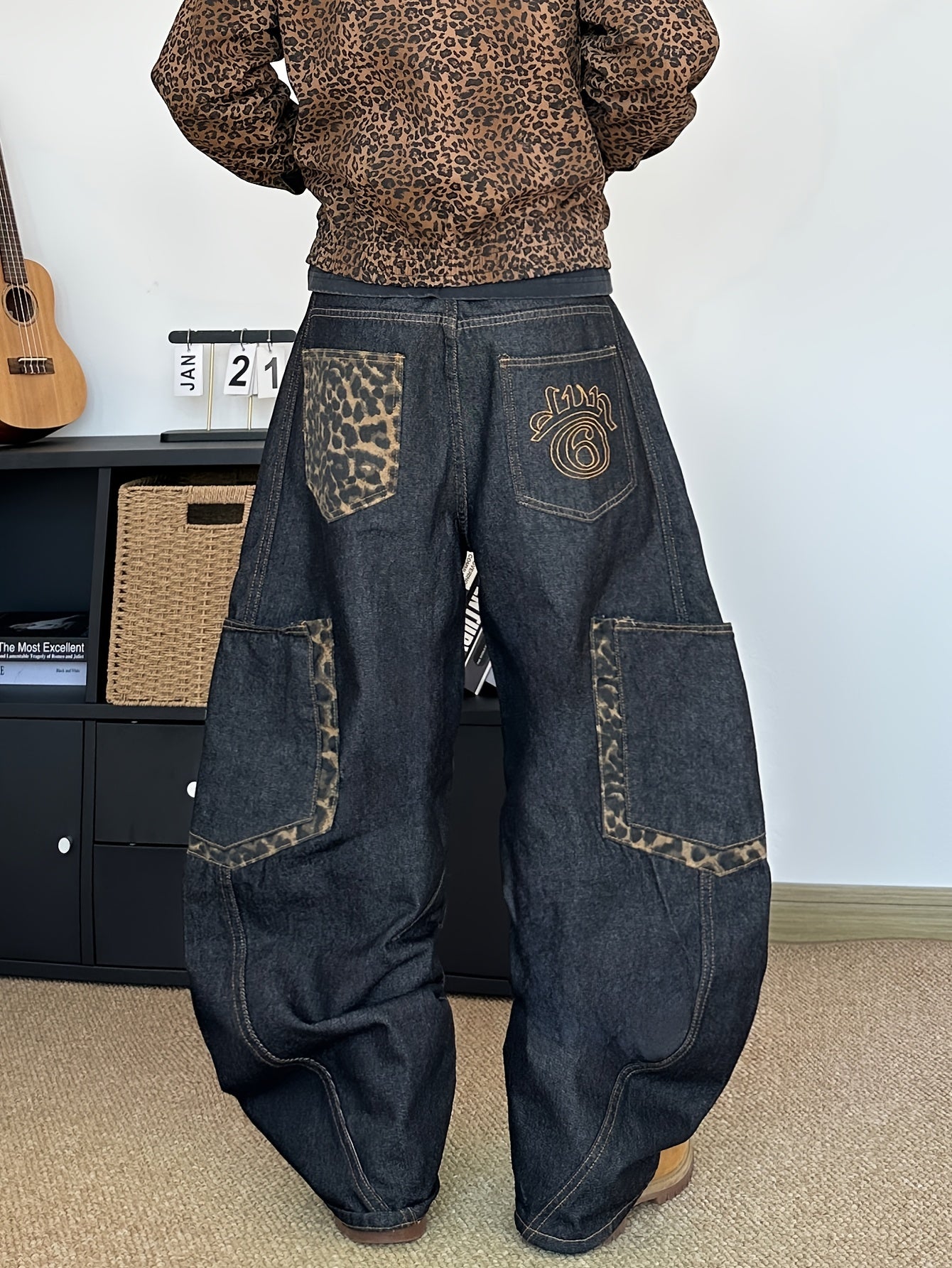 Calça de ganga para homem com estampa de leopardo bordada | Modelagem larga, estilo urbano, letras bordadas, bolsos grandes, tecido sem elasticidade, ideal para todas as estações