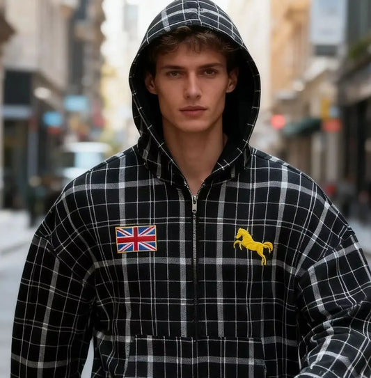 Casaco desportivo com capuz às riscas, estilo streetwear Y2K, outono/inverno 2025, com bordado da bandeira nacional e corte largo.