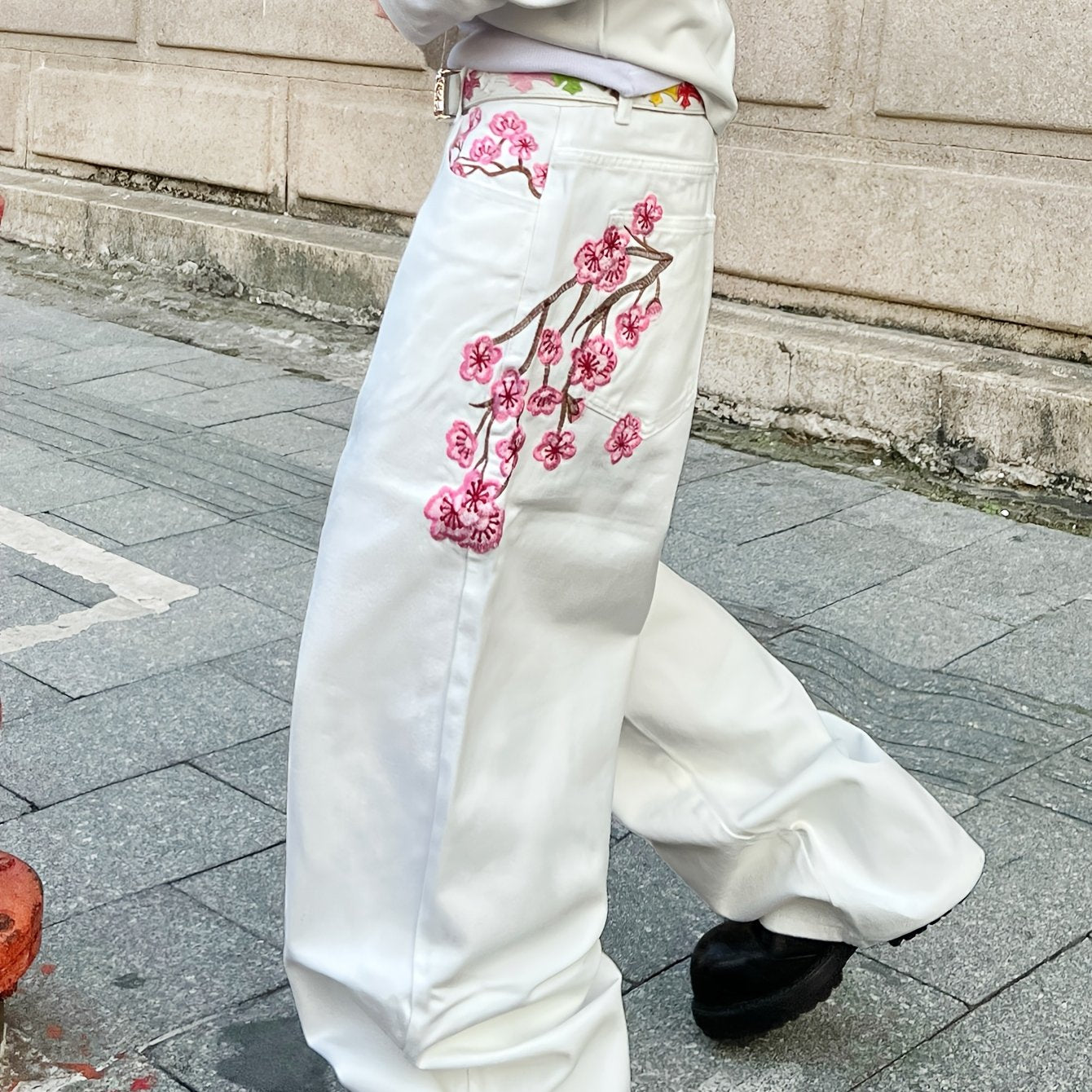 1 Pair of Men's White Loose-fit Denim Jeans, Featuring Artistic Plum Blossom Embroidery and a Workwear-inspired Relaxed Straight-leg Vintage Casual Trouser. Y2K Hip-hop American-style Fashion Denim Pants, Versatile Wide-leg A
