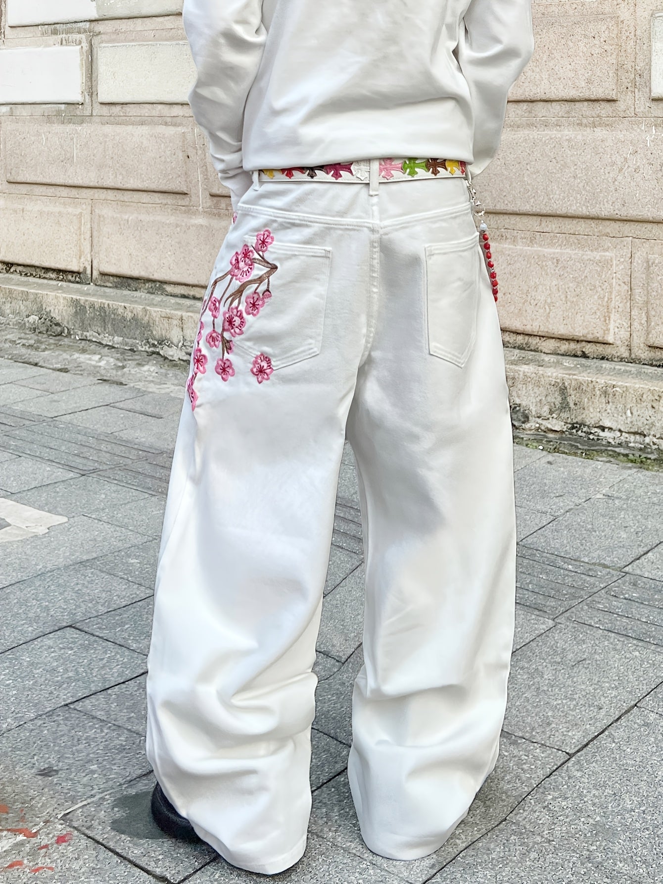 1 Pair of Men's White Loose-fit Denim Jeans, Featuring Artistic Plum Blossom Embroidery and a Workwear-inspired Relaxed Straight-leg Vintage Casual Trouser. Y2K Hip-hop American-style Fashion Denim Pants, Versatile Wide-leg A